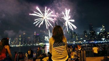 Muchas personas buscan en la noche el mejor lugar donde ver cómo el cielo se enciende de colores