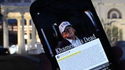 Esta ilustración muestra a una persona sosteniendo un teléfono inteligente que muestra una publicación en Truth Social del presidente de EEUU, Donald Trump, anunciando la muerte del Líder Supremo de Irán, el Ayatolá Alí Jamenei, republicada por la cuenta de X de la Casa Blanca y con una foto del presidente, el 28 de febrero de 2026.