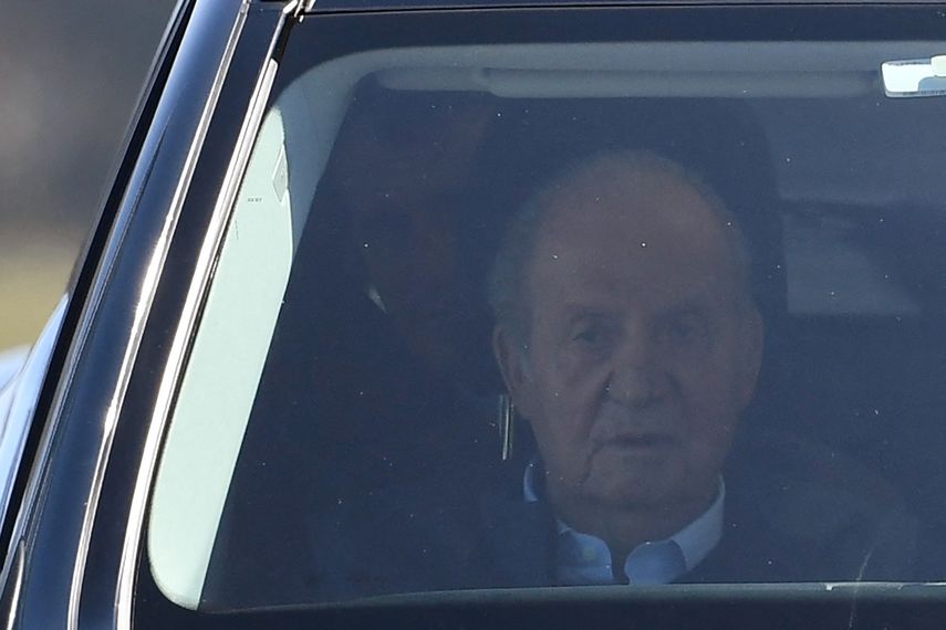 El rey emérito de España Juan Carlos I se sienta en un automóvil después de desembarcar a su llegada al aeropuerto de Peinador en Vigo, en el noroeste de España, el 19 de abril de 2023 antes de dirigirse a la ciudad gallega de Sanxenxo para asistir a una regata.