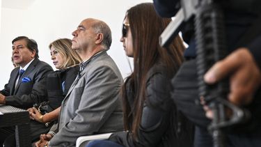 El abogado de la familia del asesinado candidato presidencial Fernando Villavicencio, Luis Fernández, su hermana Patricia Villavicencio, su tía Galo Valencia y su hija Cristina Villavicencio participan en una conferencia de prensa en la que se anunció una demanda contra el gobierno de Ecuador por su asesinato.