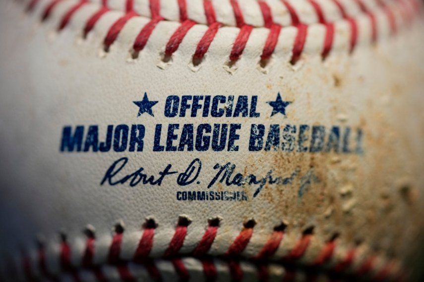 En esta foto del miércoles 22 de febrero de 2023, aparece una pelota de béisbol con el logotipo de las Grandes ligas, en Marple Township, Pennsylvania