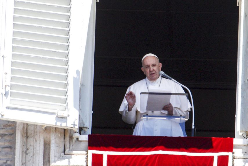 El papa Francisco en su ventana sobre la Plaza de San Pedro el 5 de julio del 2020.