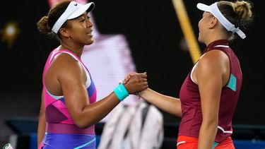 La tenista japonesa Naomi Osaka (izquierda), campeona defensora del Abierto de Australia, felicita a la estadounidense Amanda Anisimova tras su victoria en la tercera ronda del torneo, en Melbourne, Australia, el 21 de enero de 2022.&nbsp;