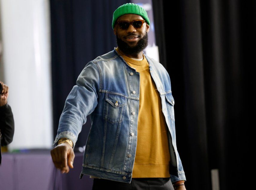 LeBron James, de los Lakers de Los Ángeles, llega a la arena antes del partido contra los Warriors de Golden State en San Francisco, el sábado 11 de febrero de 2023.