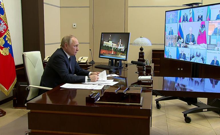 En esta fotografía tomada de un video difundido por el Servicio Presidencial de Prensa de Rusia, el mandatario ruso Vladimir Putin sostiene una videoconferencia, el miércoles 16 de marzo de 2022, en la residencia de Novo-Ogaryovo, a las afueras de Moscú. 