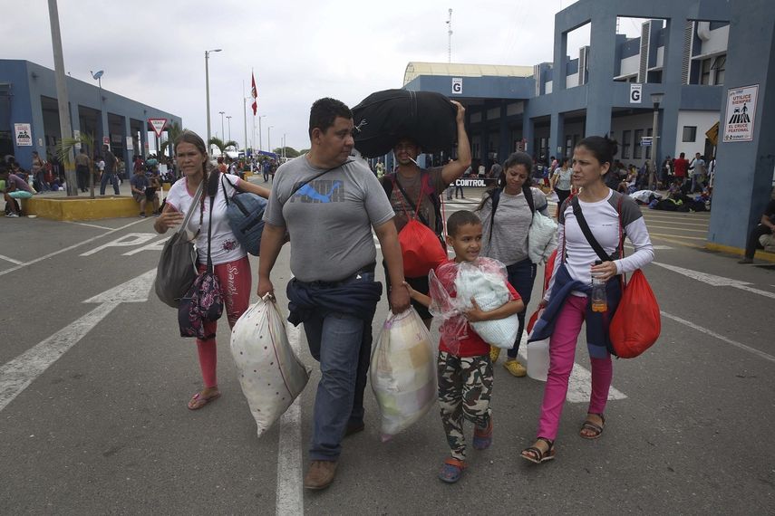 Fotografía de archivo de migrantes venezolanos en un punto de control en Tumbes, del lado peruano de la frontera con Ecuador.