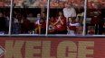Taylor Swift observa desde una suite la primera mitad de un partido de fútbol americano de la NFL el domingo 22 de octubre de 2023 en Kansas City, Missouri.