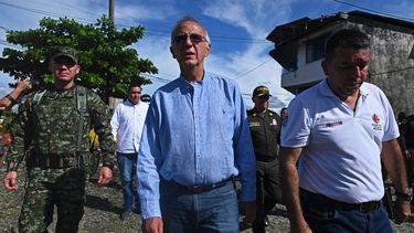 El ministro de Defensa de Colombia, Iván Velásquez (C), visita el barrio Nuevo Amanecer en Buenaventura, luego de una nueva crisis de violencia que estalló en las últimas semanas entre las bandas ilegales locales.