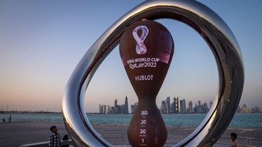 Un par de niños observa el reloj que marca la cuenta regresiva hacia el Mundial de Qatar en Doha, el 22 de noviembre de 2021