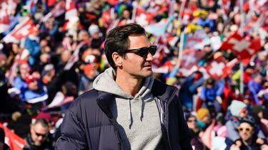 El tenista suizo Roger Federer recorre la zona de meta para la competencia de esquí alpino en el Mundial de slalom gigante de mujeres, en Lenzerheide, Suiza, el domingo 6 de marzo de 2022.