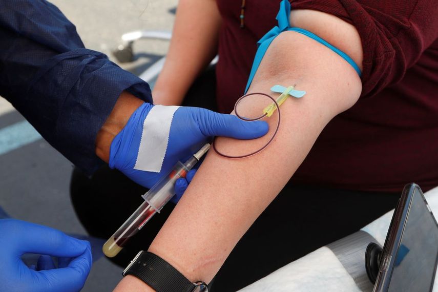 Una mujer se somete a una extracci&oacute;n de sangre para una prueba de anticuerpos de COVID-19 en Dearborn, Michigan.&nbsp;