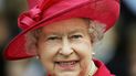En esta foto de archivo tomada el 21 de abril de 2006, la reina Isabel II de Gran Bretaña sonríe mientras camina por Windsor High Street como parte de las celebraciones de su 80 cumpleaños. La reina Isabel II, la monarca con más años de servicio en la historia británica y un ícono instantáneamente reconocible para miles de millones de personas en todo el mundo, murió a los 96 años, dijo el Palacio de Buckingham el 8 de septiembre de 2022. Su hijo mayor, Carlos, de 73 años, sucede como rey. inmediatamente, de acuerdo con siglos de protocolo, comenzando un capítulo nuevo y menos seguro para la familia real después del reinado récord de 70 años de la reina.  