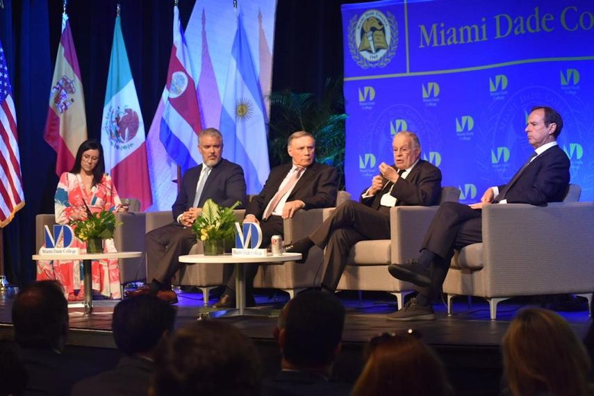 Mesa de debate en el VII Diálogo Presidencial.
