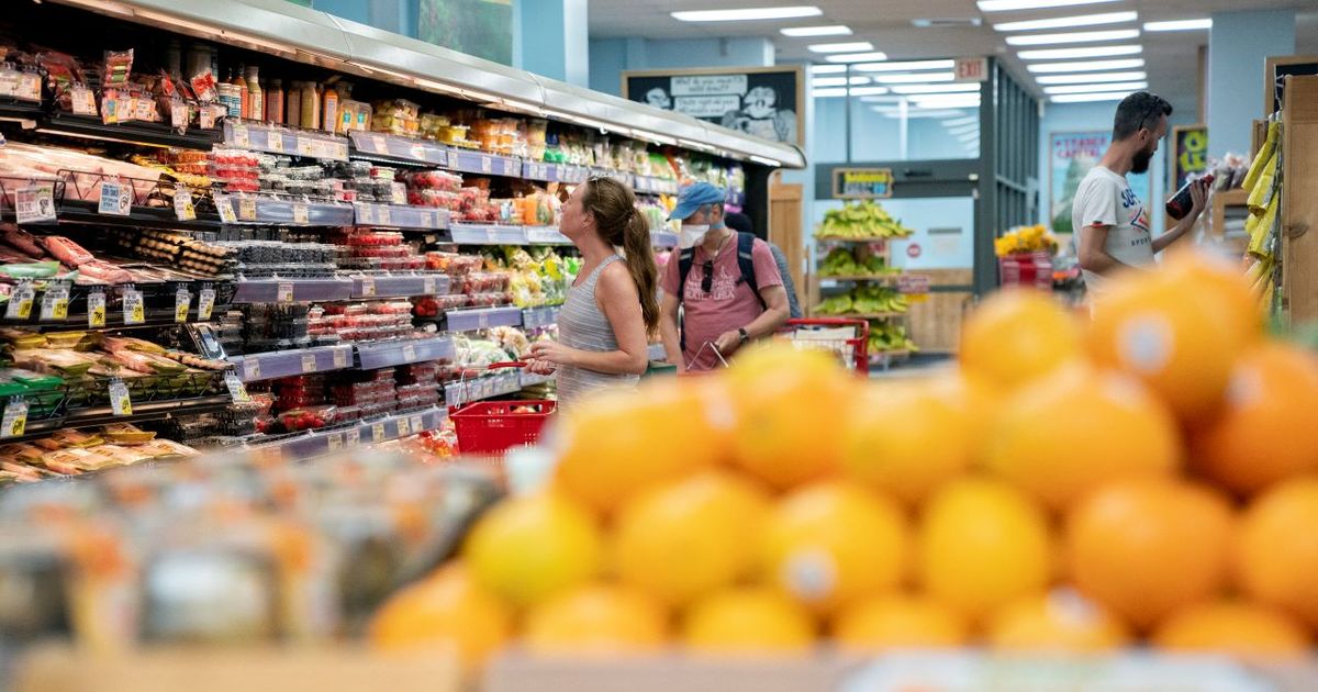Crecimiento económico cae por la inflación que golpea a hogares estadounidenses