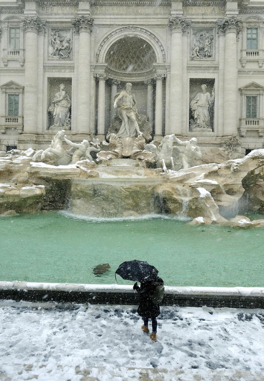 La nieve casi cubre la Fontana di Trevi durante una intensa nevada en&nbsp;Roma, Italia, hoy, 26 de febrero de 2018.&nbsp;