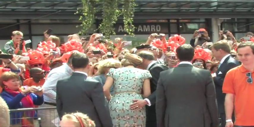 Las imágenes del video trascendió y hasta el propio alcalde acusado de haberla tocada dijo a la TV holandesa que de ninguna manera lo hubiera hecho de forma consciente. (YouTube)