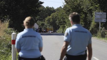 Gendarmes franceses bloquean una calle en donde se estrell&oacute; un avi&oacute;n de combate cerca de Pluvigner, Francia, el jueves 19 de septiembre de 2019.