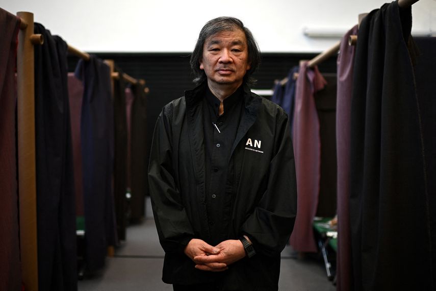 En esta foto de archivo tomada el 24 de marzo de 2022, el arquitecto japonés Shigeru Ban posa durante una sesión de fotos en París. Ban ha sido galardonado con el Premio Princesa de Asturias de la Concordia en España, que reconoce su labor en el diseño de estructuras de emergencia.