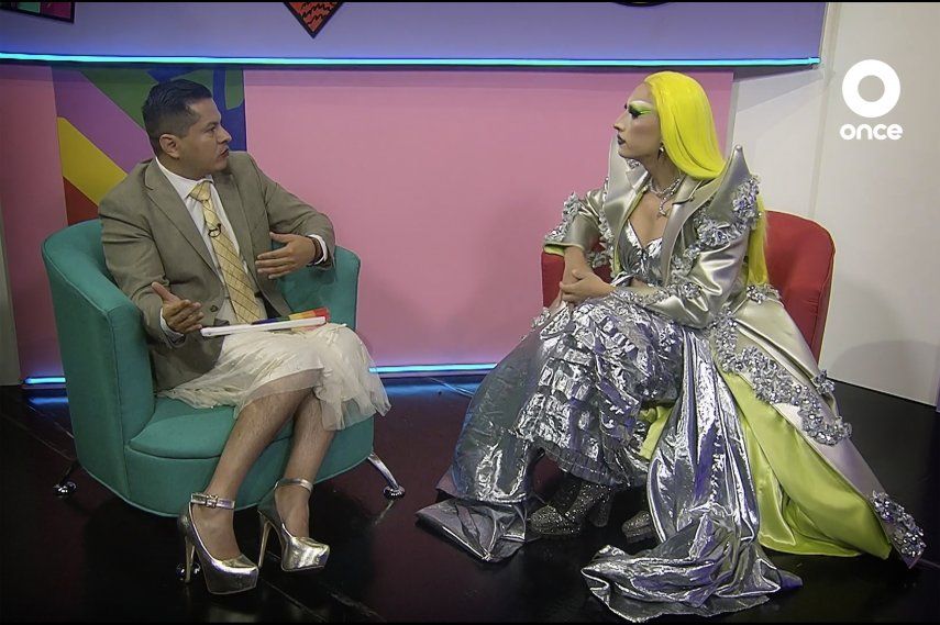 En esta captura de un video proporcionado por Canal Once, Amanda (derecha), la primera drag que conduce un noticiero en la televisión mexicana, entrevista a la magistrada Ociel Baena, la primera persona no binaria que ocupa un cargo judicial en Latinoamérica, en el espacio La Verdrag, en la Ciudad de México, el 26 de octubre de 2023.