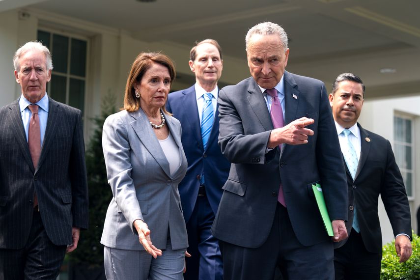 El líder de la minoría en el Senado, el demócrata Chuck Schumer (derecha), y la presidenta de la Cámara de Representantes de EEUU, Nancy Pelosi (izquierda), en Washington.