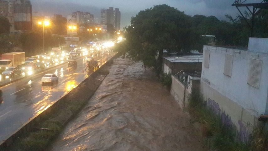 Fuertes lluvias en la capital venezolana colapsaron las vías. (CORTESÍA)