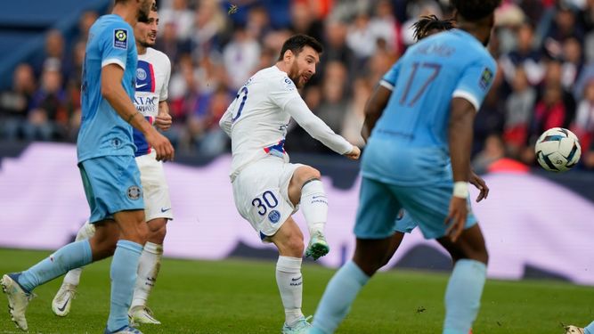 Lionel Messi del PSG, centro dispara al arco en partido de la Liga 1 francesa entre Paris Saint-Germain y Troyes en el Parc des Princes, París, 29 de octubre de 2022. Messi padece una inflamación en el tendón de Aquiles y tendrá descanso durante la visita de Paris Saint-Germain a Lorient el domingo 6 de noviembre de 2022 por precaución. 