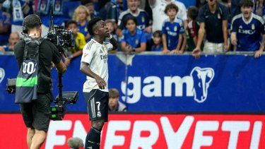 El delantero brasileño del Real Madrid, Vinicius Junior, celebra después de marcar el tercer gol de su equipo durante el partido de fútbol de la liga española entre el Real Oviedo y el Real Madrid CF en el estadio Carlos Tartiere de Oviedo el 24 de agosto de 2025.&nbsp;