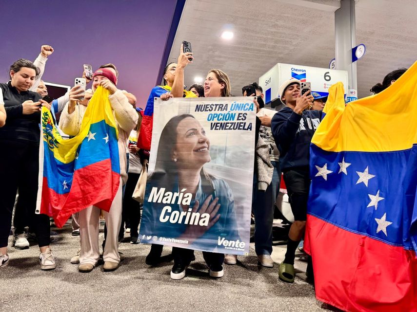 La celebración en Miami refleja el entusiasmo y la esperanza de la comunidad venezolana en Estados Unidos, quienes ven este momento como el inicio de un cambio histórico para Venezuela y la región.