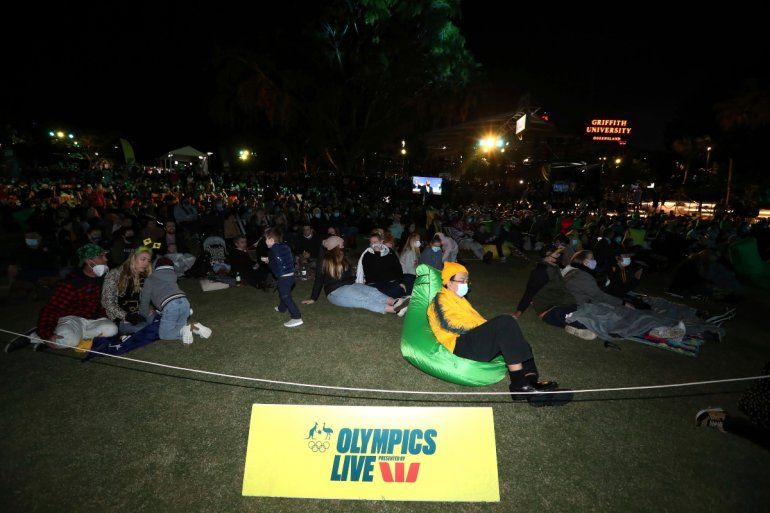 Personas se reúnen en Brisbane, Australia, para escuchar el anuncio del Comité Olímpico Internacional designando a la ciudad como sede de los Juegos Olímpicos de 2032, el miércoles 21 de julio de 2021
