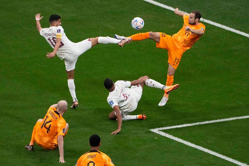 El holandés Daley Blind (derecha) pugna por un balón con el Catarí Hassan Al-Haydos durante el juego del Grupo A del Mundial, en el estadio Al Bayt, en Jor, Catar, el 29 de noviembre de 2022.&nbsp;