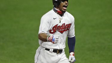 El puertorriqueño Francisco Lindor, de los Indios de Cleveland, celebra mientras recorre las bases después de conectar un jonrón de dos carreras en la sexta entrada del partido contra los Mellizos de Minnesota en Cleveland, el martes 25 de agosto de 2020