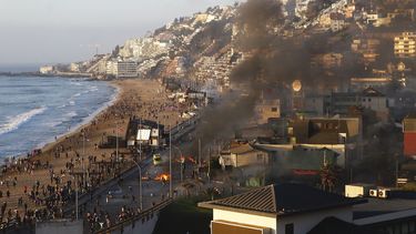 En Vi&ntilde;a del Mar se observan&nbsp; barricadas que arden en el paseo mar&iacute;timo durante los enfrentamientos entre manifestantes y polic&iacute;as.