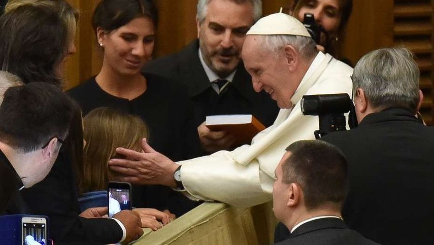 El Papa dialogó durante algunos minutos con la exesposa de Nisman y sus hijas, Iara y Kala.