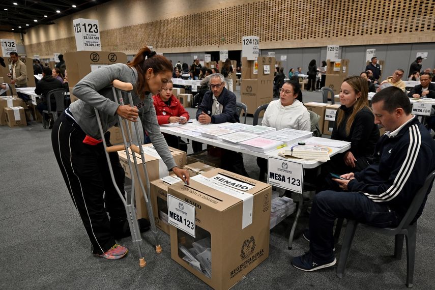 Una mujer emite su voto en un colegio electoral durante las elecciones legislativas en Bogotá el 8 de marzo de 2026. Los colombianos votan el 8 de marzo en unas elecciones legislativas que definirán los últimos meses del mandato del presidente izquierdista Gustavo Petro y pondrán a prueba si la otrora poderosa derecha del país está preparada para un regreso político.