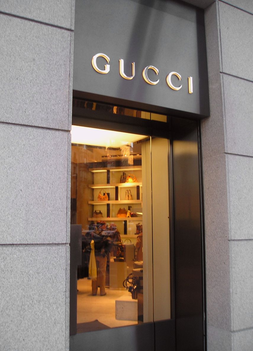 Exterior de una de las tiendas de moda Gucci.