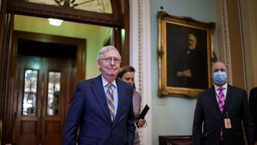 El líder de la minoría en el Senado, Mitch McConnell, abandona el recinto del Senado en el Capitolio, en Washington, el miércoles 6 de octubre de 2021.&nbsp;
