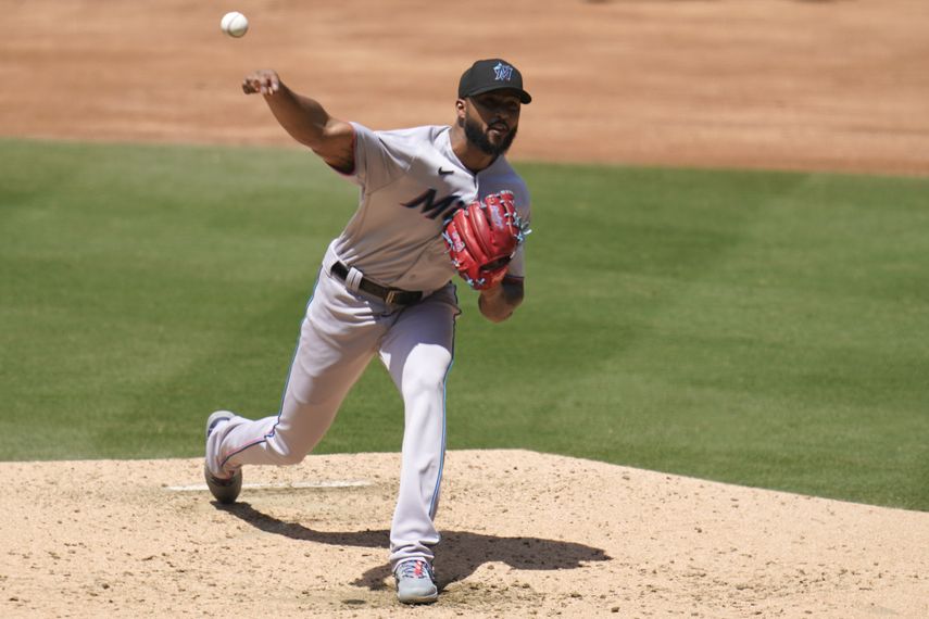 El dominicano Sandy Alcántara, abridor de los Marlins de Miami, hace un lanzamiento en el duelo del miércoles 11 de agosto de 2021, ante los Padres de San Diego