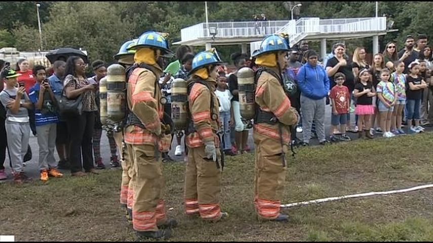 Bomberos reales muestran a los participantes el manejo de los implementos de trabajo. (CORTESÍA WSVN) 