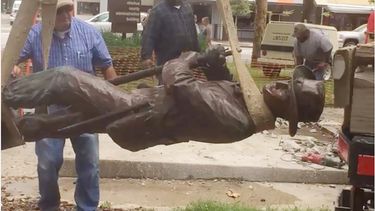 Un grupo de trabajadores contratados por la sociedad United Daughters of the Confederacy retira la estatua Old Joe, que presidía el ayuntamiento de Alachua.