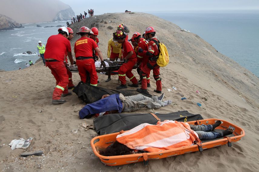 La cifra de fallecidos en el accidente que sufrió el martes un autobús de pasajeros al norte de Lima se elevó&nbsp; a 53