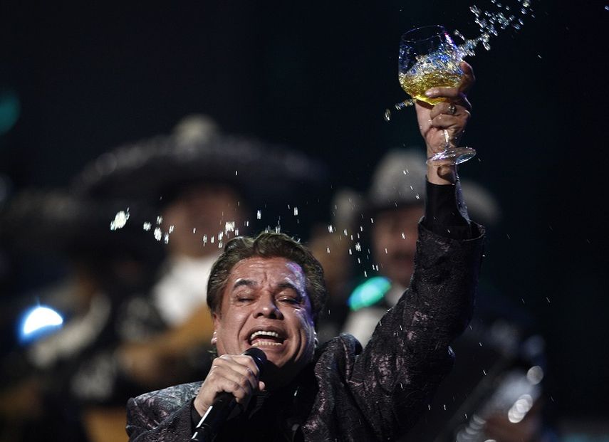 Juan Gabriel canta en la ceremonia anual de los Latin Grammy en 2009. (AP)