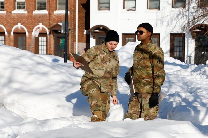 Efectivos de la Guardia Nacional visitan casa por casa para ver cómo se encuentran sus ocupantes tras una tormenta invernal, el miércoles 28 de diciembre de 2022, en Buffalo, Nueva York.