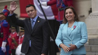 El presidente de Ecuador, Daniel Noboa, es recibido por su homóloga peruana, Dina Boluarte, y saluda a los periodistas desde las escaleras del palacio de gobierno en Lima, Perú, el jueves 4 de julio de 2024.&nbsp;