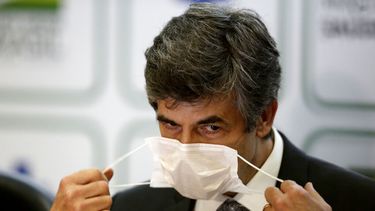 El ministro de Salud saliente Nelson Teich se retira su mascarilla para dar una conferencia de prensa el viernes 15 de mayo de 2020, en el Ministerio de Salud, en Brasilia, Brasil. Teich renunci&oacute; luego de menos de un mes en el puesto.