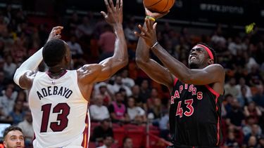 El alero de los Raptors de Toronto Pascal Siakam salta para anotar superando al pívot del Heat de Miami Bam Adebayo