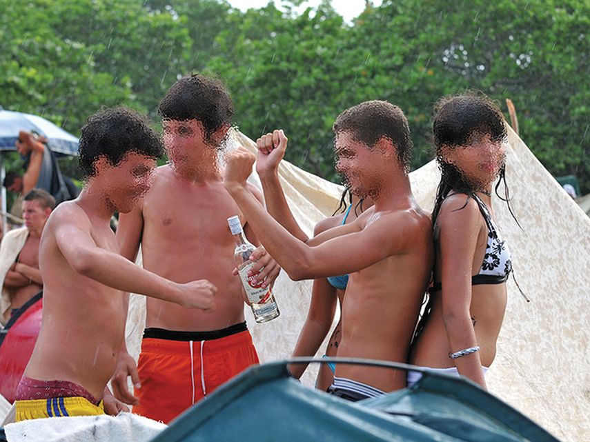 Los jóvenes beben, bailan y cantan el reguetón Hasta que se seque el Malecón, que en Cuba se ha convertido en el himno de la ‘farándula’ (ambiente nocturno). (EFE/Archivo) 