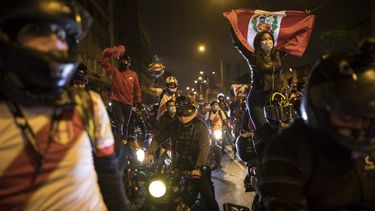 Una caravana de manifestantes en motocicletas marcha mientras espera a las noticias sobre quién será el próximo presidente del país, en Lima, Perú, el domingo 15 de noviembre de 2020. Manuel Merino anunció su renuncia tras protestas masivas, desencadenadas cuando los legisladores destituyeron al expresidente Martín Vizcarra.