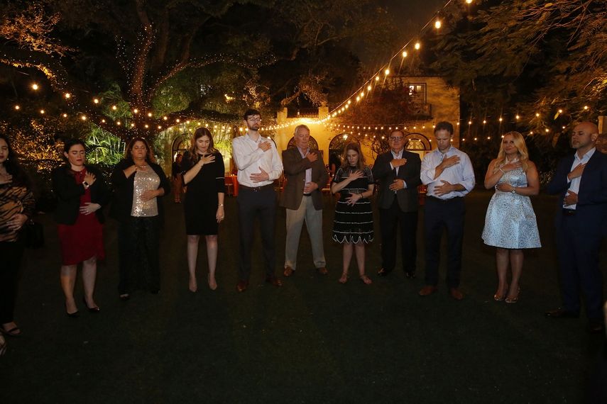 La abogada de Inmigraci&oacute;n Christine Alden, derecha, junto a sus colegas durante una sesi&oacute;n de meditaci&oacute;n el jueves 12 de diciembre de 2019 en Miami.&nbsp;