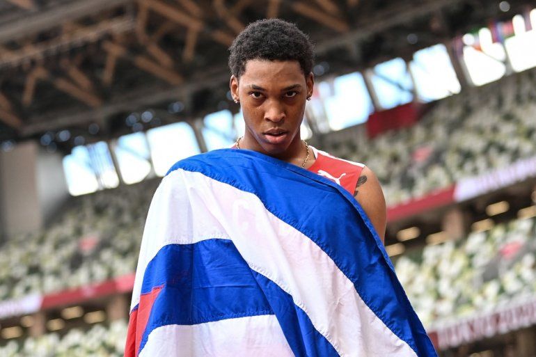 Juan Miguel Echevarría, medallista de plata de Cuba, reacciona tras la final masculina de salto de longitud durante los Juegos Olímpicos de Tokio 2020    