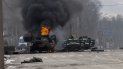  Un vehículo blindado ruso de transporte de tropas arde entre vehículos ligeros dañados y abandonados tras combates en Járkiv, la segunda ciudad más grande de Ucrania, el 27 de febrero de 2022.